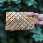 Clutch Chocolate Dourada