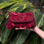 clutch bordada vidrilho vermelha