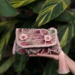 Clutch floral de miçangas