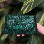 clutch bordada vidrilho verde